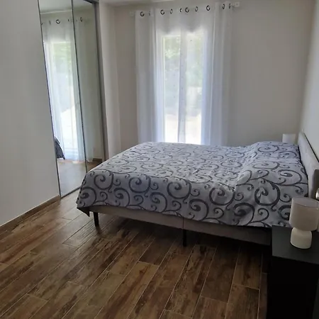 Grande Maison Neuve 8-9 Personnes Climatise * Ludies