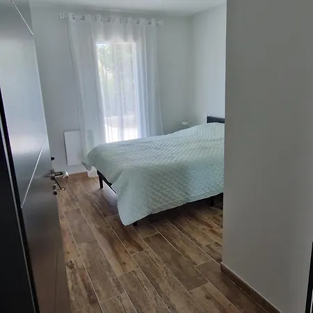 Grande Maison Neuve 8-9 Personnes Climatise * Ludies